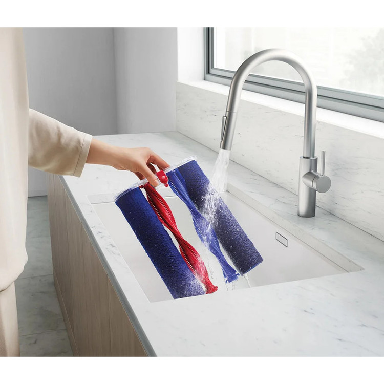 محصول نمونه تستی جارو شارژی عصایی دایسون مدل Wash G1 با سیستم شستشوی خودکار و هوشمند، ظرفیت مخزن آب تمیز 1 لیتر، تفکیک زبالههای تر و خشک، غلتکهای میکروفایبر موتوری، طراحی ارگونومیک و عملکرد کمصدا